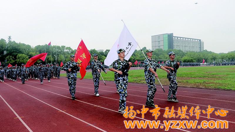 2021年10月8日上午,金山學院2021級新生開學典禮暨軍訓成果彙報會在